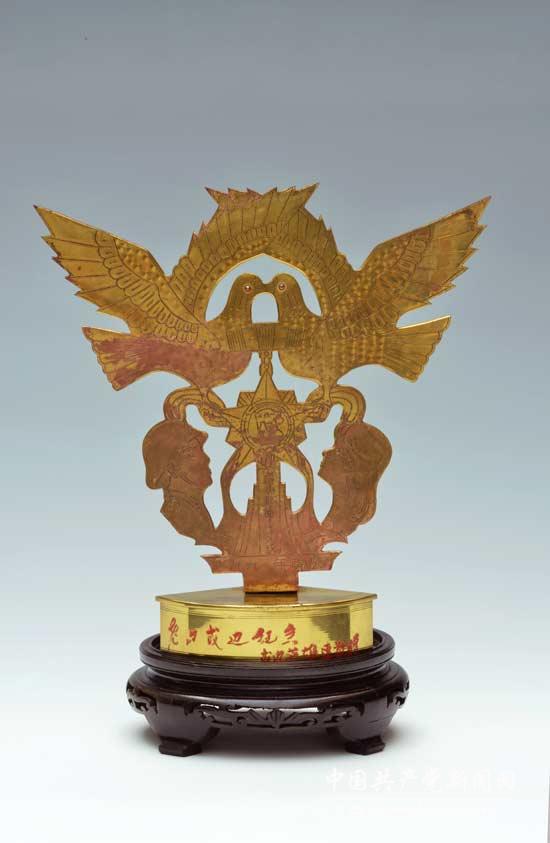 鄧小平親屬捐贈(zèng)1991年老山戌邊英雄連贈(zèng)給鄧小平的銅質(zhì)“和平鴿”