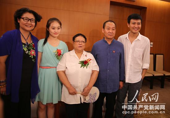 鄧林與《歷史轉(zhuǎn)折中的鄧小平》主演馬少驊、薩日娜等演員合影。