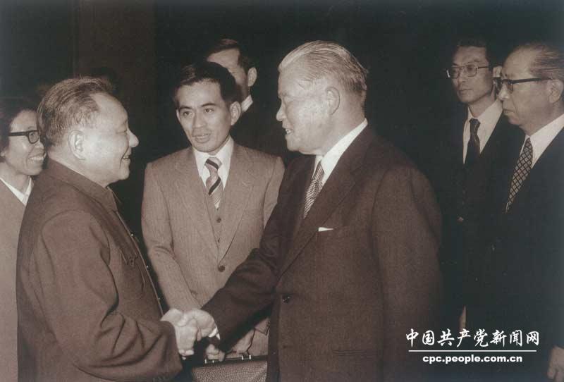 1979年，鄧小平會見日本首相大平正芳