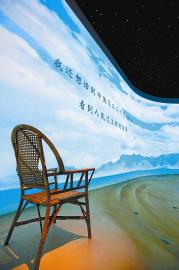 緬懷館緬懷廳內(nèi)，小平同志在北戴河使用過多年的藤椅。