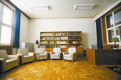小平同志辦公室復(fù)制場景，簡單樸實(shí)。