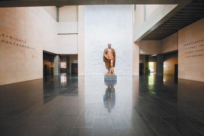 改陳后的陳列館序廳，是由鄧小平肖像圓雕和一幅浮雕壁畫組成，呈現(xiàn)小平同志從歷史的宏偉畫卷中闊步走來(lái)，展示出“山高、海闊、人為峰”的意境。