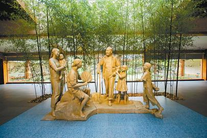位於緬懷館序廳內(nèi)的雕塑家李向群的作品《老鄉(xiāng)同庚》。