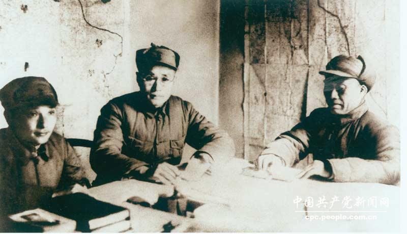1938年鄧小平（左一）和朱德（左三）、劉伯承（左二）一起研究作戰(zhàn)計(jì)劃