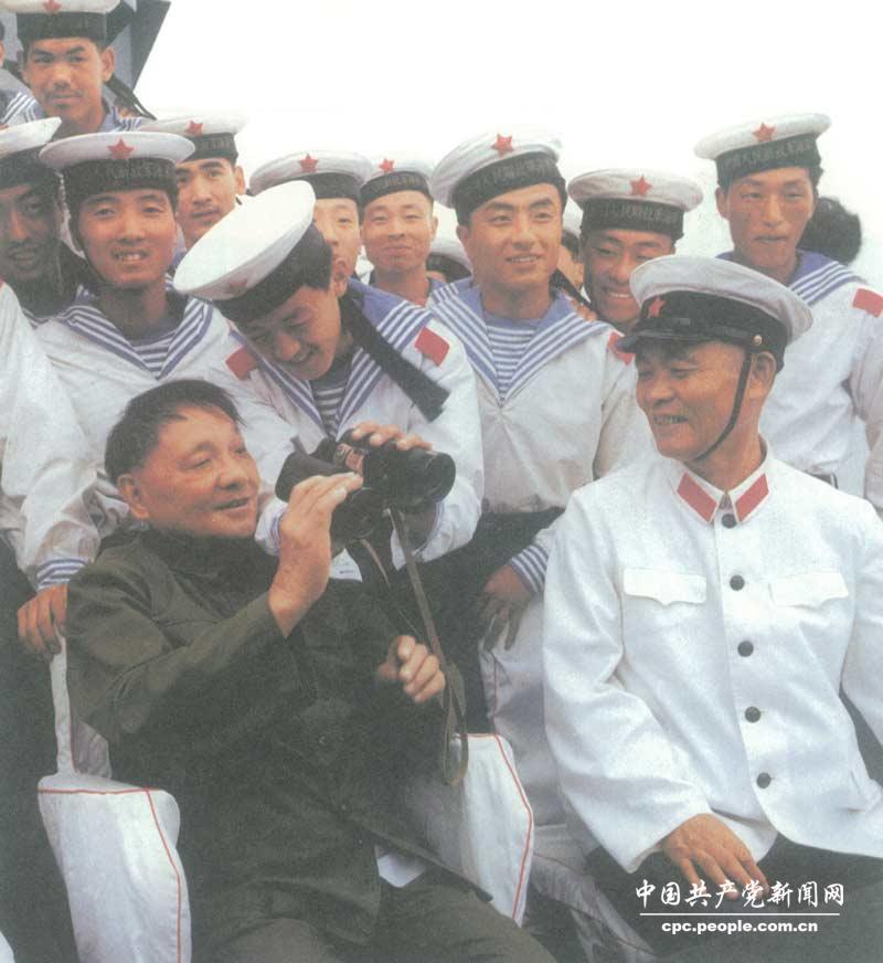 1979年8月2日，鄧小平在海軍北海艦隊視察時和艦艇指揮員在一起