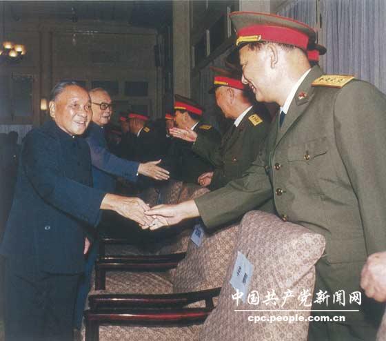 1988年9月，鄧小平與李先念等接見第一排被授予上將軍銜的17位將軍