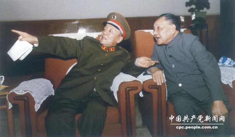 1988年12月，軍委擴(kuò)大會(huì)議期間，鄧小平接見各大軍區(qū)司令員、政委