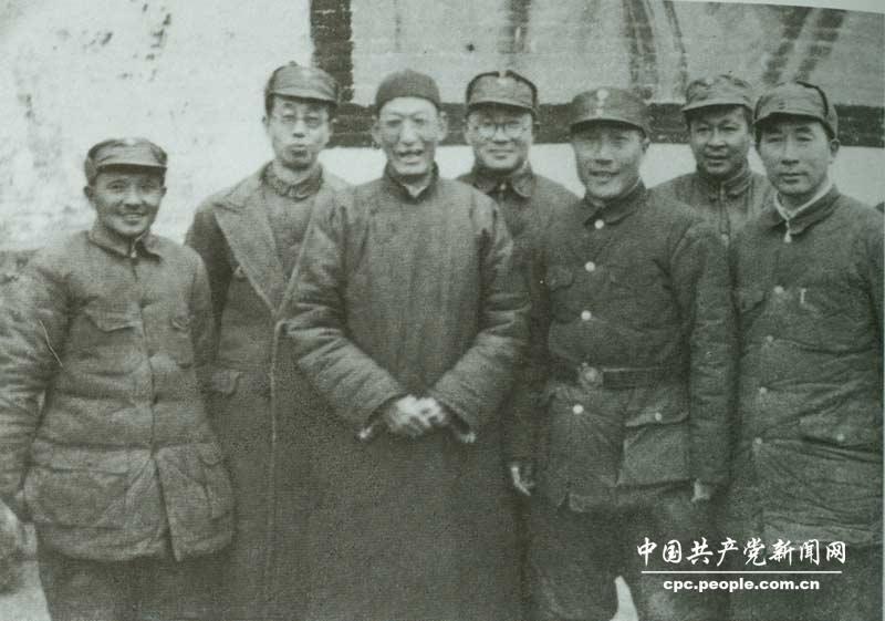 1946年2月，鄧小平（左一）、劉伯承（左四）、薄一波（右一）、楊秀峰（左二）、高樹(shù)勛（右三）與邯鄲戰(zhàn)役中被俘的國(guó)民黨軍第11戰(zhàn)區(qū)副司令官馬法五（著長(zhǎng)衫者）合影