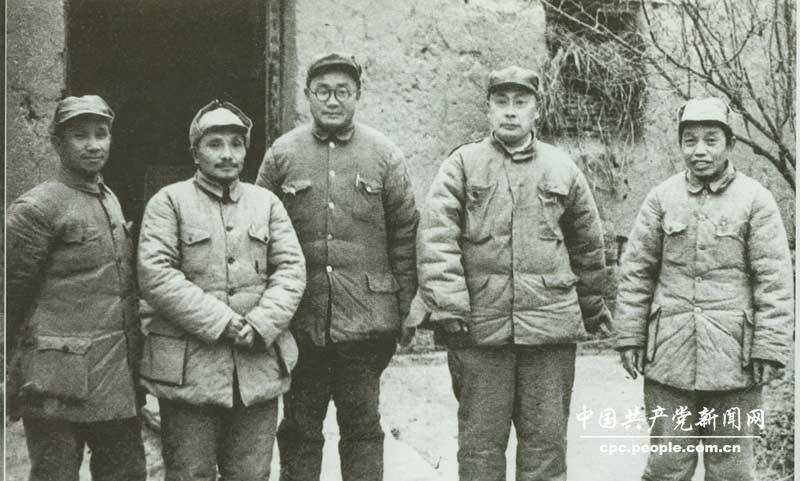 1948年11月，中央軍委決定，組成由鄧小平任書記的五人總前委，統(tǒng)一領(lǐng)導(dǎo)和指揮中原、華東兩大野戰(zhàn)軍，舉行淮海戰(zhàn)役。（左起：粟裕、鄧小平、劉伯承、陳毅、譚震林）