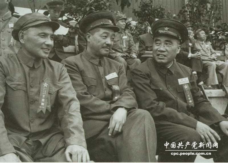 1952年8月，人民解放軍建軍25周年，鄧小平和朱德、賀龍在全軍體育運動大會主席臺上