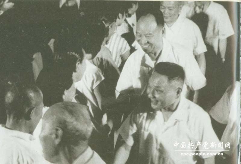 1965年建軍節(jié)，鄧小平等接見人民解放軍先進(jìn)連隊(duì)和軍烈屬代表