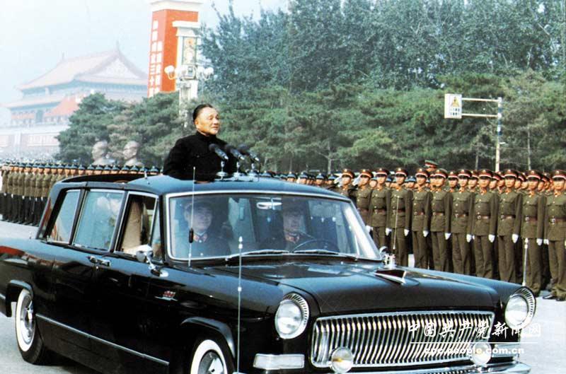 1984年10月1日，中華人民共和國(guó)建國(guó)35周年，鄧小平檢閱人民解放軍三軍部隊(duì)