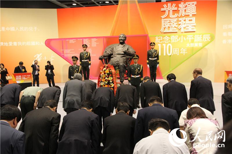 出席開幕式嘉賓向鄧小平紀(jì)念像贈送花環(huán)並鞠躬。（攝影：郭曉桐）