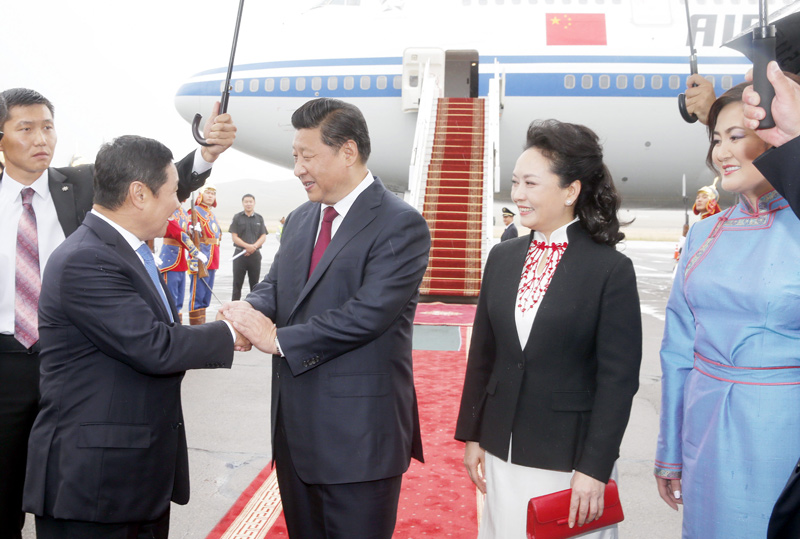 8月21日，國家主席習近平抵達烏蘭巴托，開始對蒙古國進行國事訪問。習近平和夫人彭麗媛在機場受到蒙古國總理阿勒坦呼亞格夫婦熱情迎接。 新華社記者鞠鵬攝