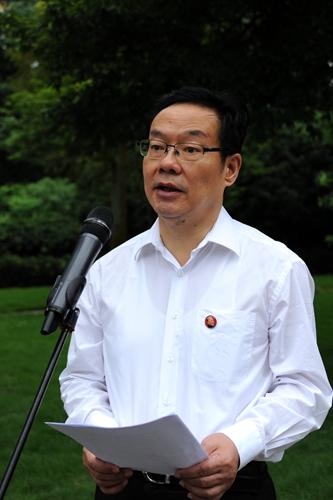 廣安市委書記侯曉春在獻(xiàn)花儀式上講話 人民網(wǎng)張藍(lán)兮攝