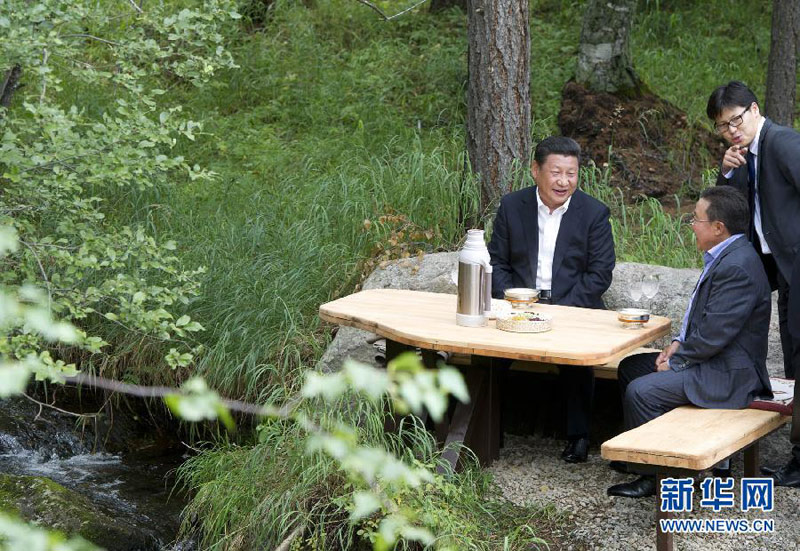 8月22日，國家主席習(xí)近平同蒙古國總統(tǒng)額勒貝格道爾吉在烏蘭巴托市郊的總統(tǒng)官邸再次會(huì)晤。這是習(xí)近平同額勒貝格道爾吉會(huì)晤后在溪畔飲茶。新華社記者 黃敬文 攝