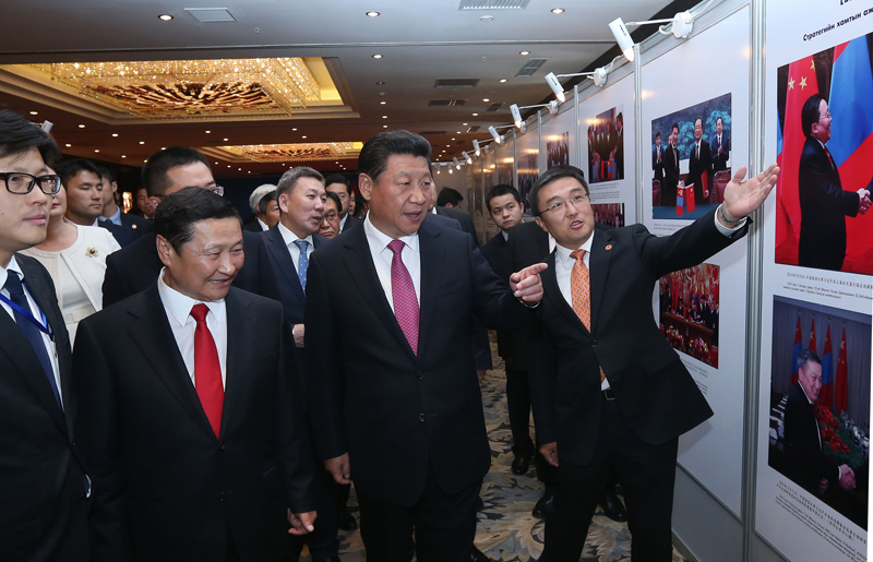 8月22日，國(guó)家主席習(xí)近平在烏蘭巴托與蒙古國(guó)總理阿勒坦呼亞格共同出席中蒙經(jīng)貿(mào)合作回顧展開幕式。 新華社記者 龐興雷 攝