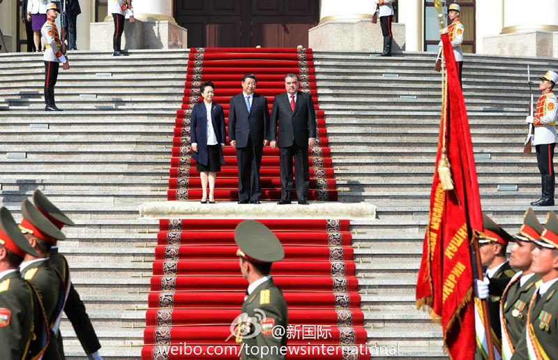 9月13日，習(xí)近平主席在杜尚別同塔吉克斯坦總統(tǒng)拉赫蒙會(huì)談，兩國(guó)元首就深化中塔關(guān)系達(dá)成重要共識(shí)。會(huì)談前，拉赫蒙在民族宮前廣場(chǎng)為習(xí)近平舉行隆重的歡迎儀式。習(xí)近平和夫人彭麗媛抵達(dá)時(shí)，受到拉赫蒙熱情迎接。習(xí)近平在拉赫蒙陪同下檢閱儀仗隊(duì)。（馬佔(zhàn)成）