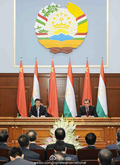 習近平主席13日同拉赫蒙總統(tǒng)會見記者時說，我們共同簽署了《中塔關於進一步發(fā)展和深化戰(zhàn)略伙伴關系的聯(lián)合宣言》，制訂了兩國戰(zhàn)略伙伴關系未來5年發(fā)展規(guī)劃。這是兩份非常重要的文件，是下一步雙方全面深化合作的路線圖。（謝環(huán)馳）