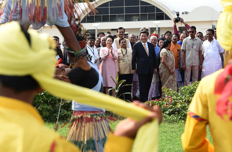 9月17日，國(guó)家主席習(xí)近平抵達(dá)古吉拉特邦艾哈邁達(dá)巴德市，開(kāi)始對(duì)印度進(jìn)行國(guó)事訪問(wèn)。這是印度青年跳起古吉拉特邦傳統(tǒng)舞蹈，歡迎習(xí)近平和夫人彭麗媛。新華社記者 馬佔(zhàn)成 攝