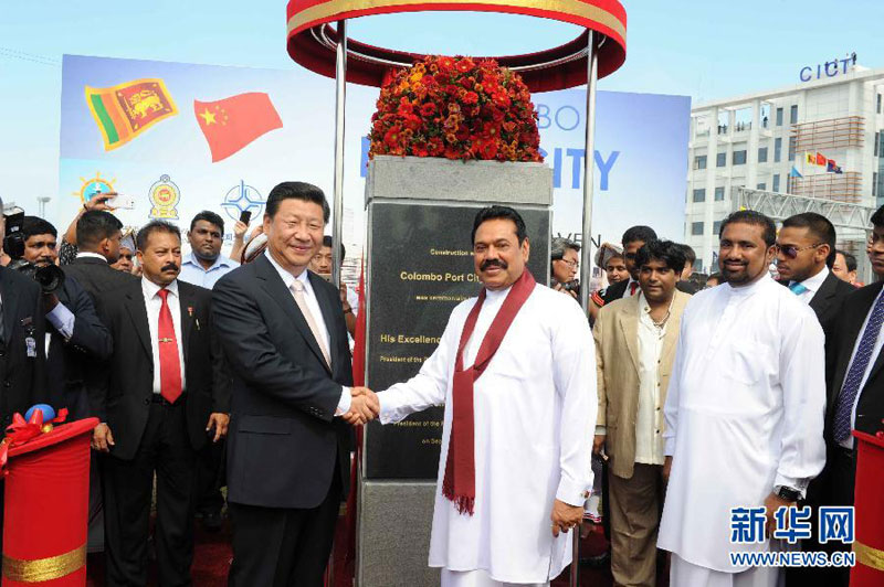 9月17日，國家主席習近平在斯裡蘭卡總統(tǒng)拉賈帕克薩陪同下考察中斯港口合作項目。這是習近平和拉賈帕克薩為港口城奠基揭幕。 新華社記者謝環(huán)馳 攝
