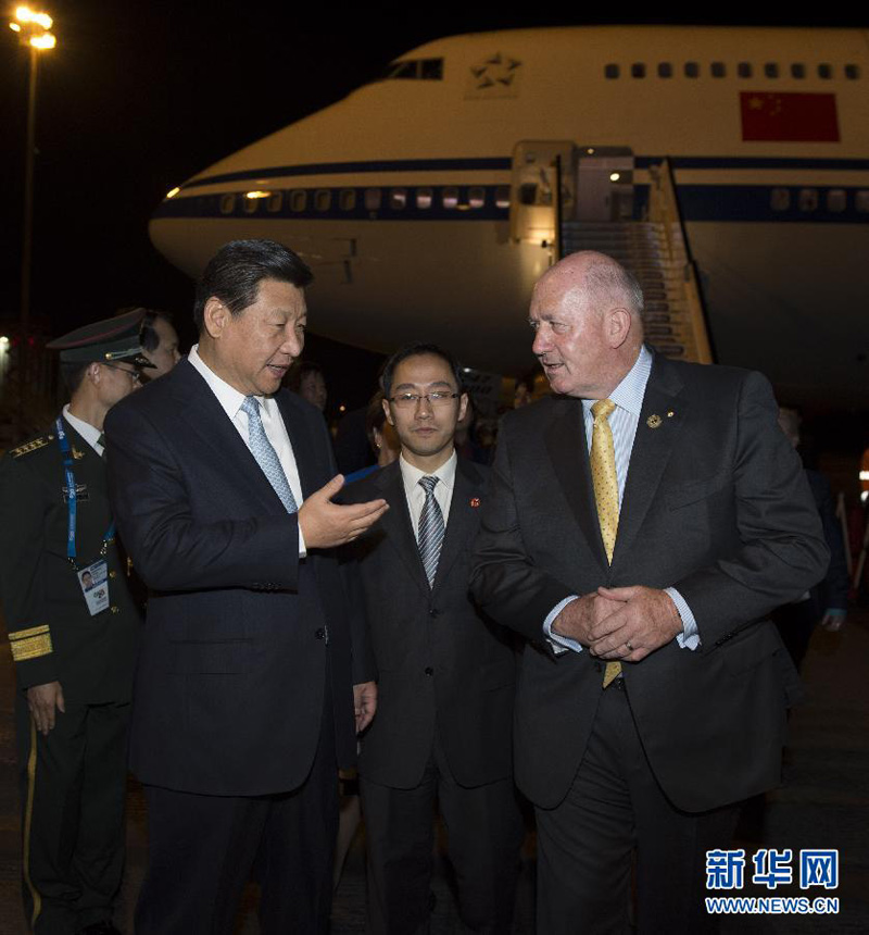 11月14日，中國國家主席習(xí)近平抵達布裡斯班，出席二十國集團領(lǐng)導(dǎo)人第九次峰會，並對澳大利亞進行國事訪問。這是習(xí)近平在機場受到澳大利亞聯(lián)邦總督科斯格羅夫的迎接。新華社記者 李學(xué)仁 攝