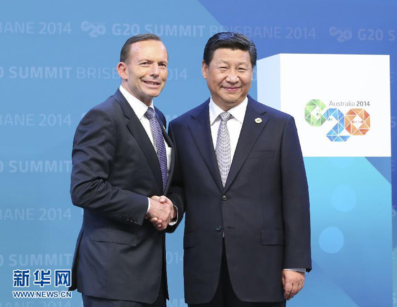 11月15日，二十國(guó)集團(tuán)領(lǐng)導(dǎo)人第九次峰會(huì)在澳大利亞布裡斯班舉行。國(guó)家主席習(xí)近平出席會(huì)議並發(fā)表題為《推動(dòng)創(chuàng)新發(fā)展實(shí)現(xiàn)聯(lián)動(dòng)增長(zhǎng)》的重要講話。這是澳大利亞總理阿博特迎接習(xí)近平主席。 新華社記者丁林?jǐn)z