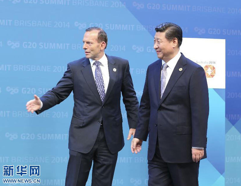 11月15日，二十國集團(tuán)領(lǐng)導(dǎo)人第九次峰會在澳大利亞布裡斯班舉行。國家主席習(xí)近平出席會議並發(fā)表題為《推動創(chuàng)新發(fā)展實(shí)現(xiàn)聯(lián)動增長》的重要講話。這是澳大利亞總理阿博特迎接習(xí)近平主席。 新華社記者丁林?jǐn)z
