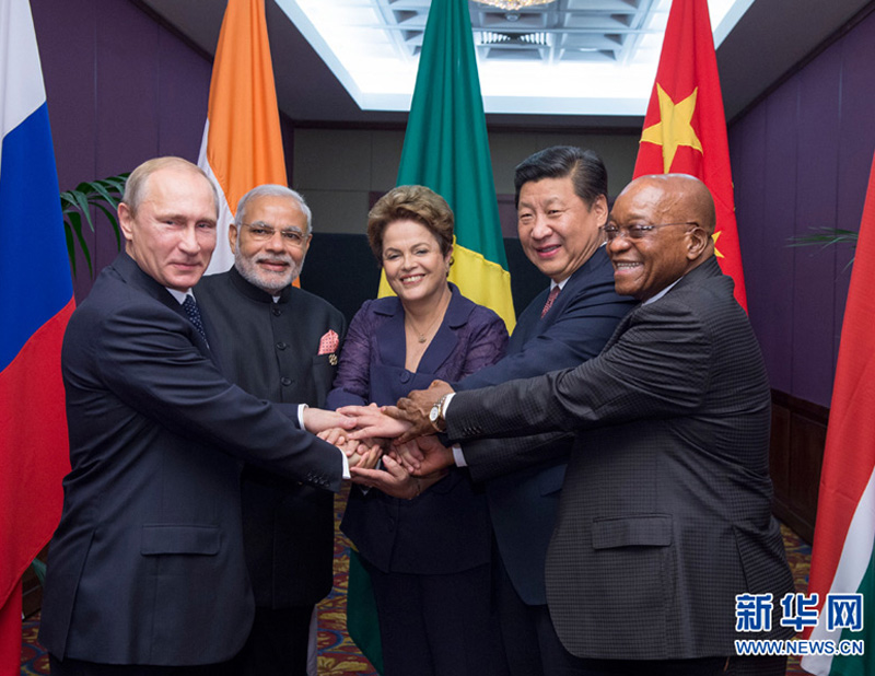 11月15日，金磚國(guó)家領(lǐng)導(dǎo)人非正式會(huì)晤在澳大利亞布裡斯班舉行，中國(guó)國(guó)家主席習(xí)近平、巴西總統(tǒng)羅塞夫、俄羅斯總統(tǒng)普京、印度總理莫迪、南非總統(tǒng)祖馬出席。這是五國(guó)領(lǐng)導(dǎo)人在會(huì)晤前合影。新華社記者李學(xué)仁攝