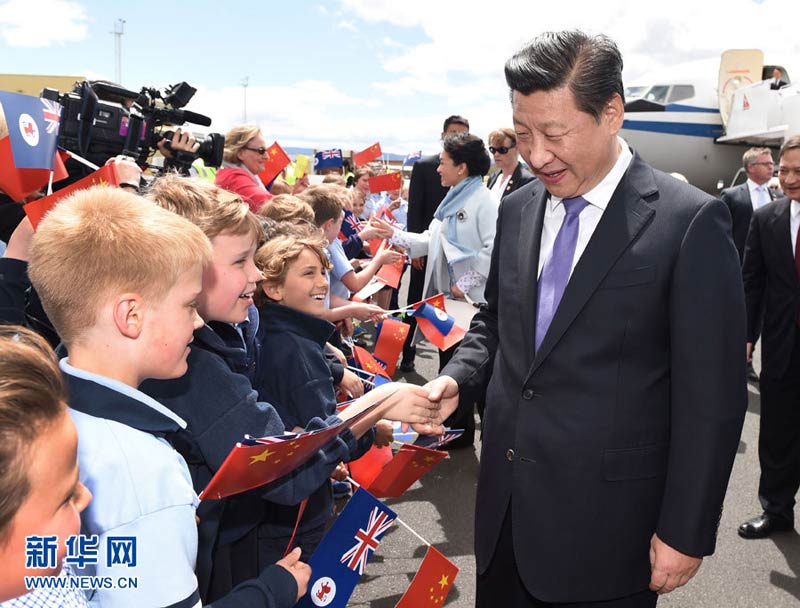 11月18日，國家主席習(xí)近平在澳大利亞塔斯馬尼亞州參觀訪問。這是習(xí)近平和夫人彭麗媛抵達(dá)塔斯馬尼亞州霍巴特機(jī)場時(shí)，與前來歡迎的當(dāng)?shù)貎和H切交流。新華社記者 馬佔(zhàn)成 攝