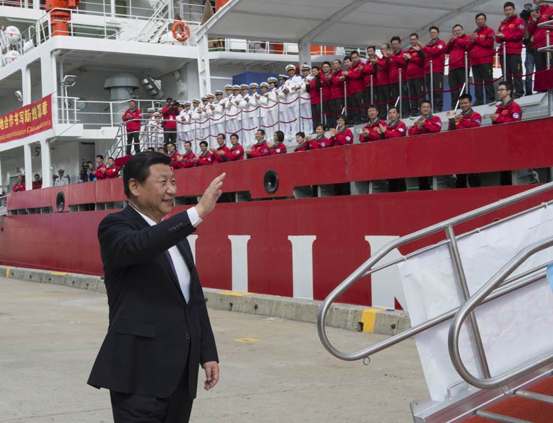 11月18日，正在澳大利亞塔斯馬尼亞州首府霍巴特訪問的中國國家主席習(xí)近平在澳大利亞總理阿博特陪同下參觀南極科考項目並慰問兩國科考人員。這是習(xí)近平在霍巴特港看望正在這裡補給的“雪龍”號全體科考人員。新華社記者李學(xué)仁攝