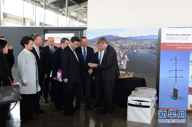 11月18日，正在澳大利亞塔斯馬尼亞州首府霍巴特訪(fǎng)問(wèn)的中國(guó)國(guó)家主席習(xí)近平在澳大利亞總理阿博特陪同下參觀南極科考項(xiàng)目並慰問(wèn)兩國(guó)科考人員。這是習(xí)近平和阿博特觀看採(cǎi)集的冰樣。新華社記者 馬佔(zhàn)成 攝