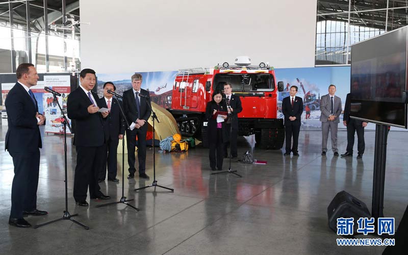 11月18日，正在澳大利亞塔斯馬尼亞州首府霍巴特訪問(wèn)的中國(guó)國(guó)家主席習(xí)近平在澳大利亞總理阿博特陪同下參觀南極科考項(xiàng)目並慰問(wèn)兩國(guó)科考人員。這是習(xí)近平和阿博特通過(guò)視頻連線同中澳南極科考站工作人員通話。新華社記者 姚大偉 攝