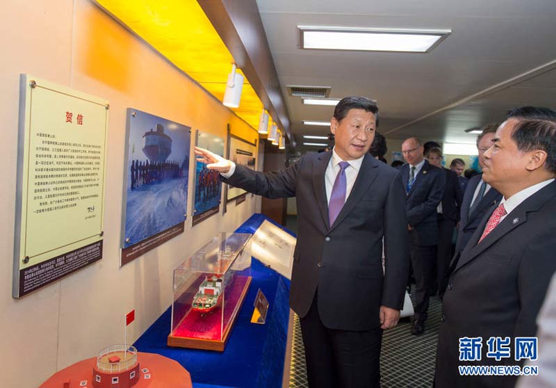 11月18日，正在澳大利亞塔斯馬尼亞州首府霍巴特訪問的中國國家主席習(xí)近平在澳大利亞總理阿博特陪同下參觀南極科考項目並慰問兩國科考人員。這是習(xí)近平參觀中國極地考察30周年圖片展。新華社記者李學(xué)仁攝