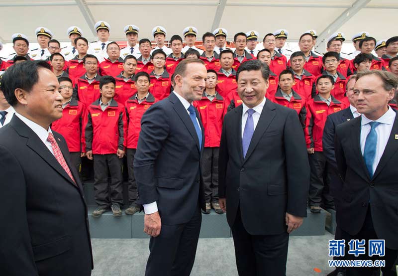 11月18日，正在澳大利亞塔斯馬尼亞州首府霍巴特訪問的中國國家主席習近平在澳大利亞總理阿博特陪同下參觀南極科考項目並慰問兩國科考人員。新華社記者李學仁攝