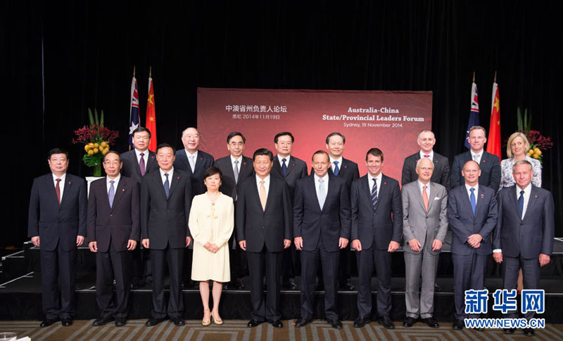 11月19日，國家主席習(xí)近平在悉尼與澳大利亞總理阿博特共同出席首屆中澳省州負(fù)責(zé)人論壇。這是習(xí)近平和阿博特同與會代表合影。 新華社記者龐興雷 攝