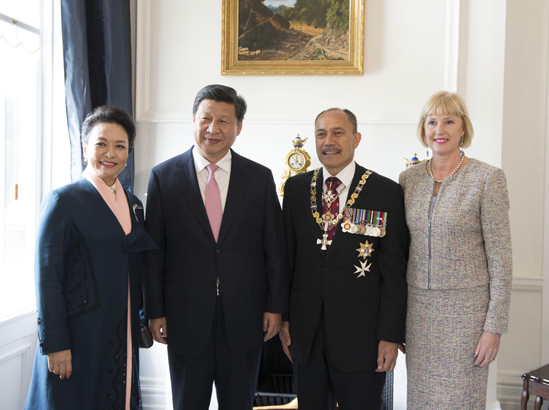 11月20日，中國國家主席習(xí)近平在惠靈頓總督府會(huì)見新西蘭總督邁特帕裡。這是會(huì)見前，習(xí)近平和夫人彭麗媛與邁特帕裡總督夫婦合影。新華社記者 李學(xué)仁 攝