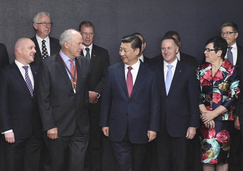 11月21日，中國國家主席習(xí)近平在奧克蘭和新西蘭總理約翰·基共同出席中國－新西蘭市長論壇啟動儀式，並在啟動儀式后會見“新中關(guān)系促進委員會”主要成員。新華社記者 馬佔成 攝