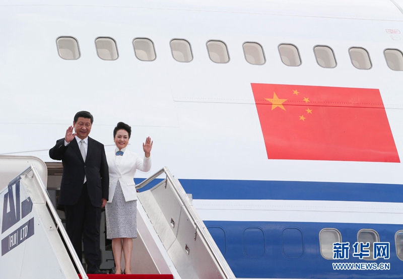 11月21日，國家主席習近平抵達楠迪，開始對斐濟進行國事訪問並將同太平洋建交島國領(lǐng)導人舉行會晤。 這是習近平和夫人彭麗媛步出機艙。新華社記者丁林攝