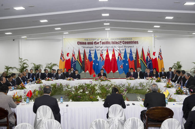 11月22日，國家主席習(xí)近平在楠迪同斐濟(jì)總理姆拜尼馬拉馬、密克羅尼西亞聯(lián)邦總統(tǒng)莫裡、薩摩亞總理圖伊拉埃帕、巴布亞新幾內(nèi)亞總理奧尼爾、瓦努阿圖總理納圖曼、庫克群島總理普納、湯加首相圖伊瓦卡諾、紐?？偫硭忍窖髰u國領(lǐng)導(dǎo)人舉行集體會(huì)晤。習(xí)近平主持會(huì)議並發(fā)表主旨講話。新華社記者 饒愛民攝