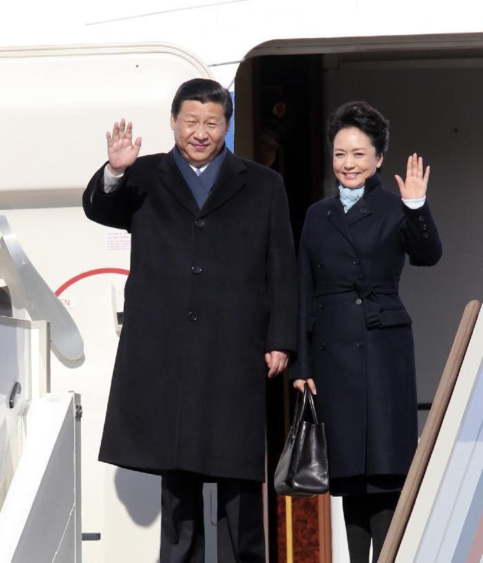 2013年3月22日，國(guó)家主席習(xí)近平乘專機(jī)抵達(dá)莫斯科，開始對(duì)俄羅斯進(jìn)行國(guó)事訪問(wèn)。這是習(xí)近平與夫人彭麗媛向歡迎人群揮手致意。 丁林 攝