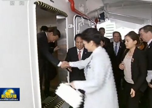 2014年11月18日，習(xí)近平在澳總理阿博特陪同下，參觀南極科考項目，慰問兩國科考人員，並登上了我“雪龍?zhí)枴笨瓶即Ｔ谶~過一道艙門時，習(xí)近平對身后的彭麗媛伸出手，輕道了一聲“來”，二人便一同邁進(jìn)了“雪龍?zhí)枴?。（視頻截圖）