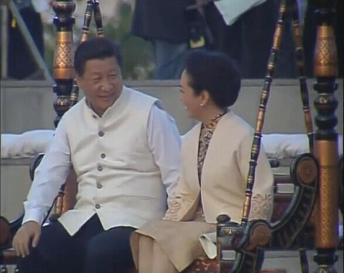 2014年9月17日，國家主席習(xí)近平在印度古吉拉特邦進(jìn)行訪問。在參觀河岸公園發(fā)展項目時，習(xí)近平夫婦親密蕩秋千。