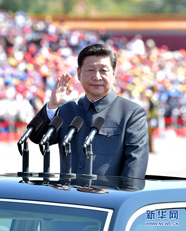 9月3日，紀(jì)念中國(guó)人民抗日戰(zhàn)爭(zhēng)暨世界反法西斯戰(zhàn)爭(zhēng)勝利70周年大會(huì)在北京天安門(mén)廣場(chǎng)隆重舉行。這是中共中央總書(shū)記、國(guó)家主席、中央軍委主席習(xí)近平檢閱受閱部隊(duì)。新華社記者李濤攝