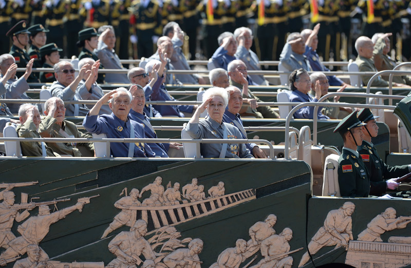 9月3日，中國人民抗日戰(zhàn)爭暨世界反法西斯戰(zhàn)爭勝利70周年紀(jì)念大會在北京隆重舉行。這是抗戰(zhàn)老兵乘車方隊(duì)通過天安門廣場。新華社記者李一博攝