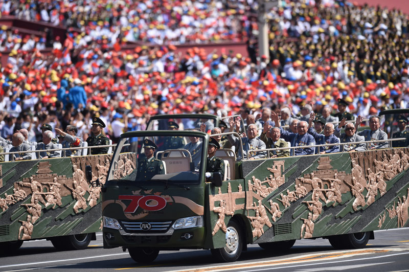 9月3日，中國人民抗日戰(zhàn)爭暨世界反法西斯戰(zhàn)爭勝利70周年紀念大會在北京隆重舉行。這是抗戰(zhàn)老兵乘車方隊通過天安門廣場。新華社記者藺以光攝
