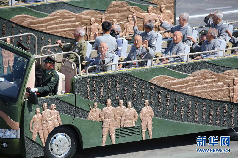 9月3日，中國人民抗日戰(zhàn)爭暨世界反法西斯戰(zhàn)爭勝利70周年紀(jì)念大會(huì)在北京隆重舉行。這是抗戰(zhàn)老兵乘車方隊(duì)通過天安門廣場。 新華社記者殷剛攝