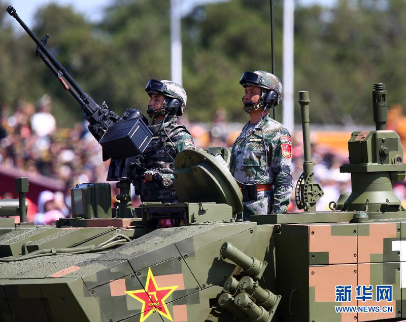 9月3日，中國人民抗日戰(zhàn)爭暨世界反法西斯戰(zhàn)爭勝利70周年紀念大會在北京隆重舉行。這是坦克方隊接受檢閱。 新華社記者 鄭煥鬆 攝