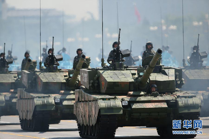 9月3日，中國人民抗日戰(zhàn)爭暨世界反法西斯戰(zhàn)爭勝利70周年紀(jì)念大會在北京隆重舉行。這是坦克方隊通過天安門廣場。 新華社記者才揚攝