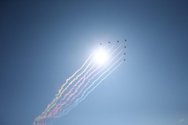 9月3日，中國(guó)人民抗日戰(zhàn)爭(zhēng)暨世界反法西斯戰(zhàn)爭(zhēng)勝利70周年紀(jì)念大會(huì)在北京隆重舉行。這是空中護(hù)旗方隊(duì)的7架教練機(jī)拉出七道彩帶通過(guò)天安門(mén)廣場(chǎng)。新華社記者殷剛攝